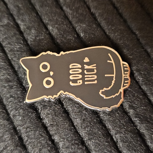 Black Cat Good Luck Enamel Pin - Picture 1 of 4